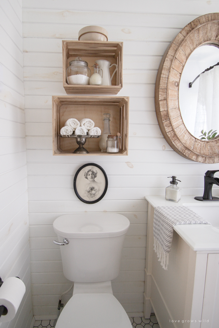 Vintage-Photo-Artwork-in-the-Bathroom-12