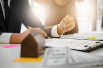 rsz_closing_on_a_house_gettyimages-875081936-1